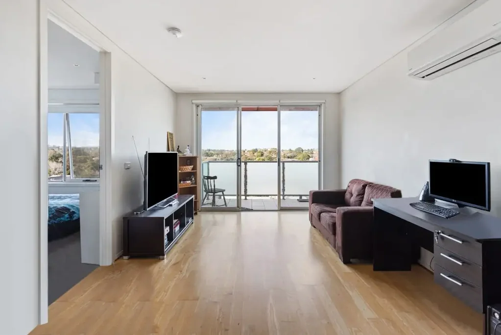 Spacious, Modern Top Floor Apartment