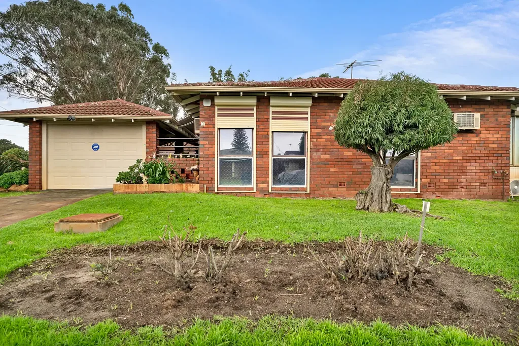 Gosnells 3ਬੈੱਡਰੂਮ CORNER BLOCK, Great Location, Potential RETAIN & BUILD!!