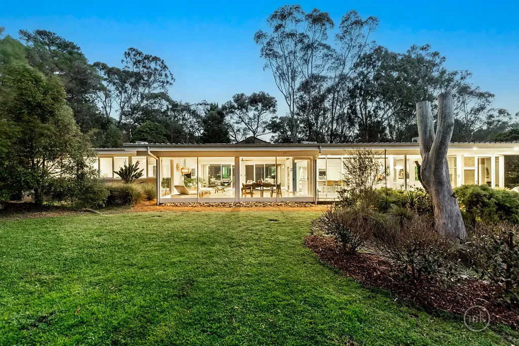 Eltham 4침실 Mid-Century Icon With Resort-Style Living