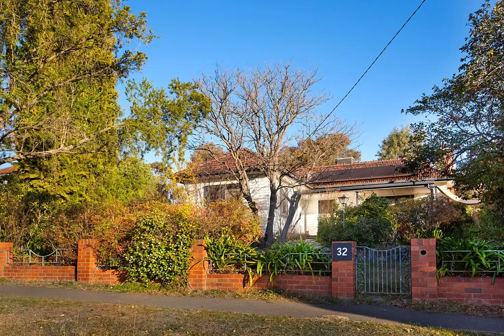 Castlemaine 3ห้องนอน 1940s Character, comfort and solar smarts on a leafy corner allotment at the gateway to Kaweka Sanctuary.