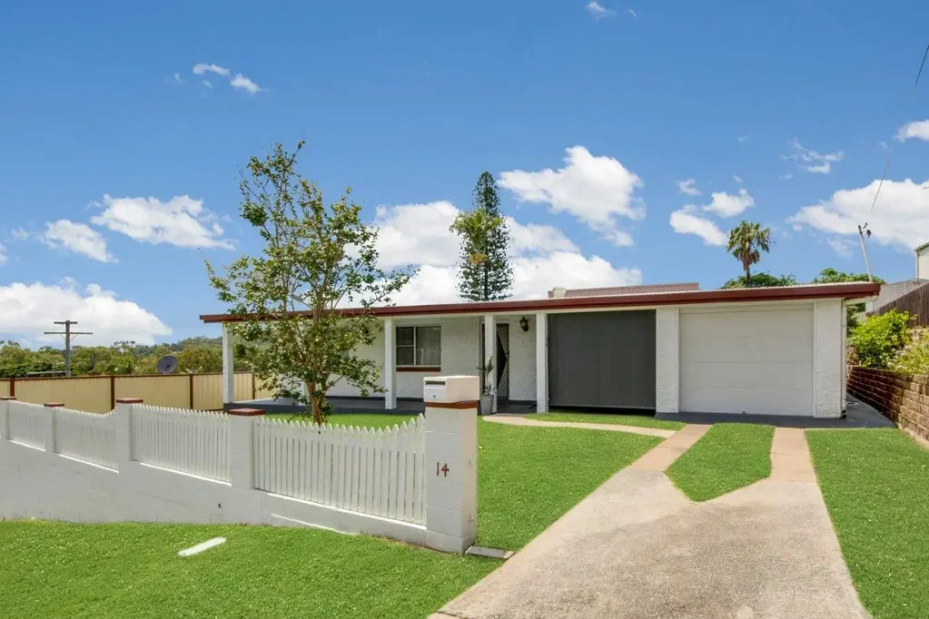 :: NEW AUCKLAND COTTAGE STYLE HOME… PLUS SHED!