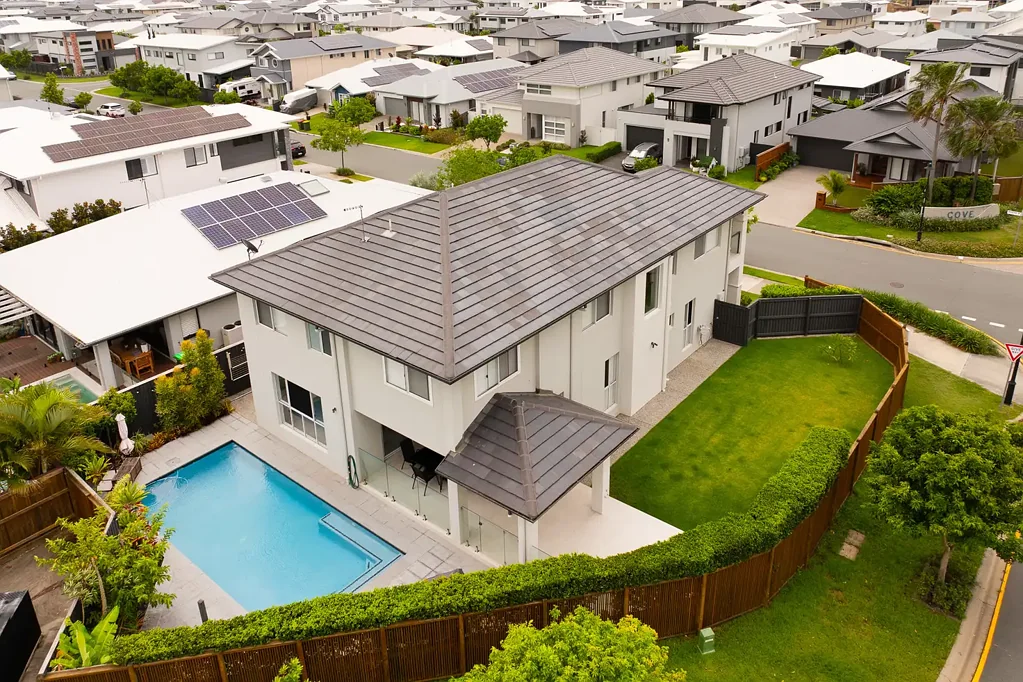 Newport 5房 宽敞的家庭港湾，带度假村风格的后院！ SPACIOUS FAMILY HAVEN WITH RESORT-STYLE BACKYARD!