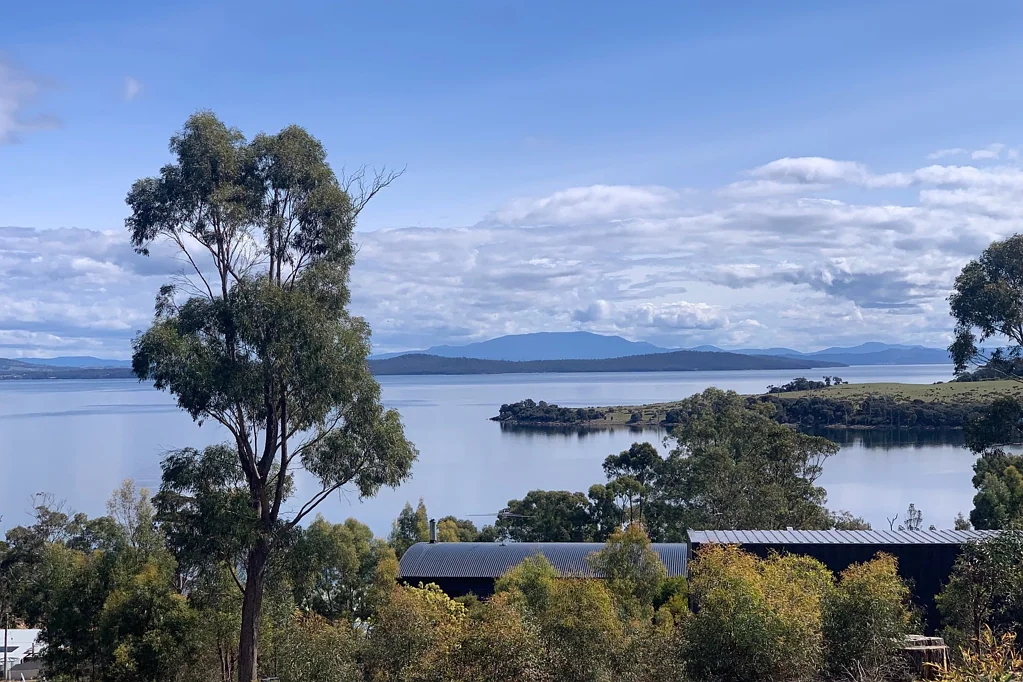 Murdunna Shed, Power, Water Tank and Water views!