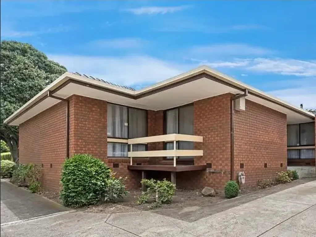 SPACIOUS UNIT IN THE MOST PERFECT LOCATION!