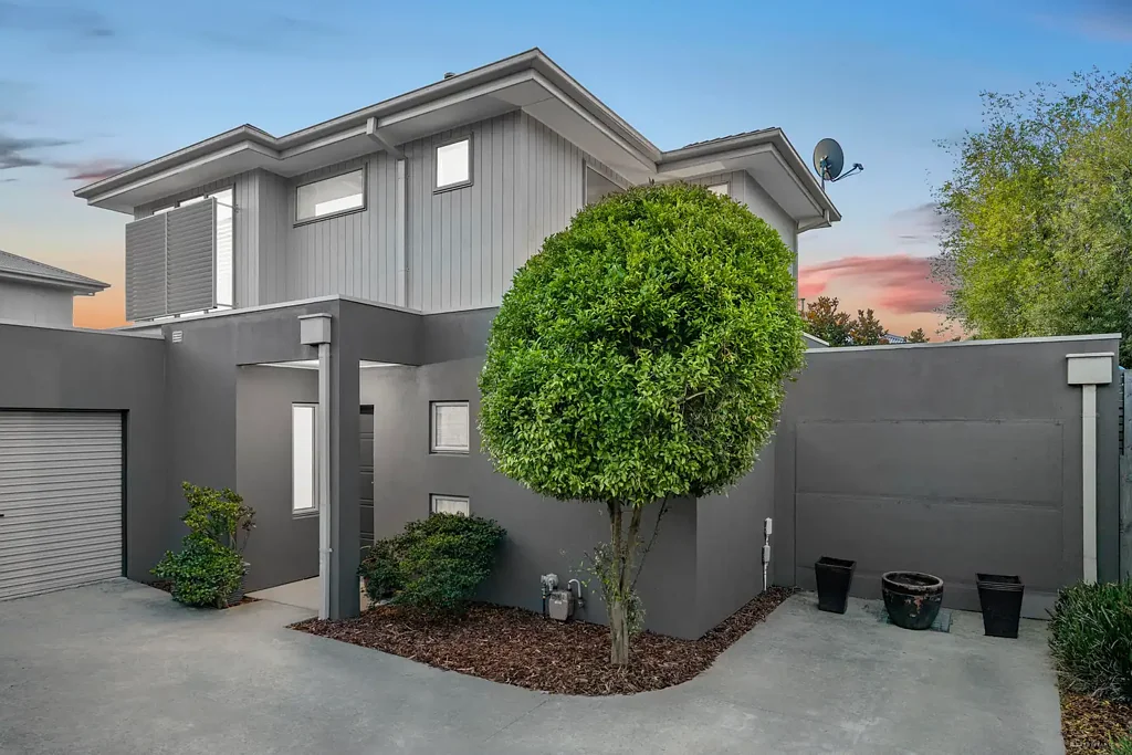 Mitcham 4침실 Light-Filled Family Living with Flexible Dual-Level Design
