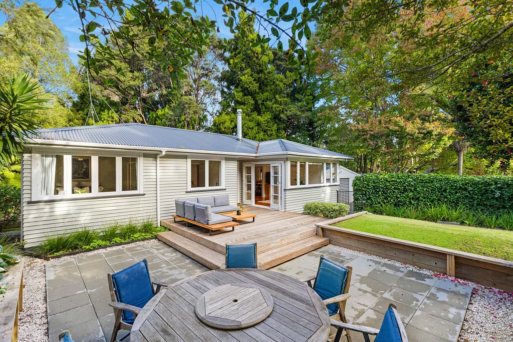 Titirangi 3침실 This One's Special. Titirangi Living.