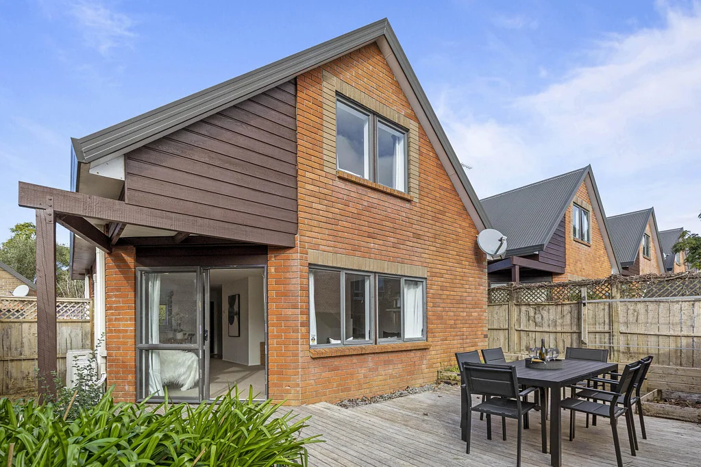 Oteha 3ห้องนอน Classic brick Townhouse in Oteha Valley, Albany