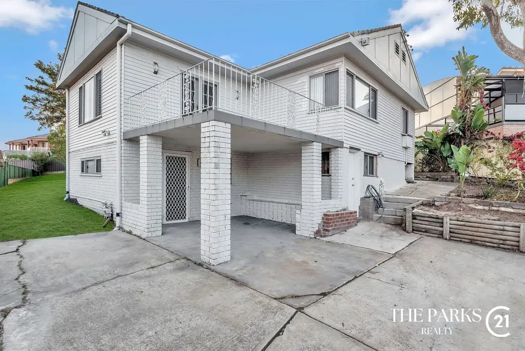 Convenient living in a quiet location !!!