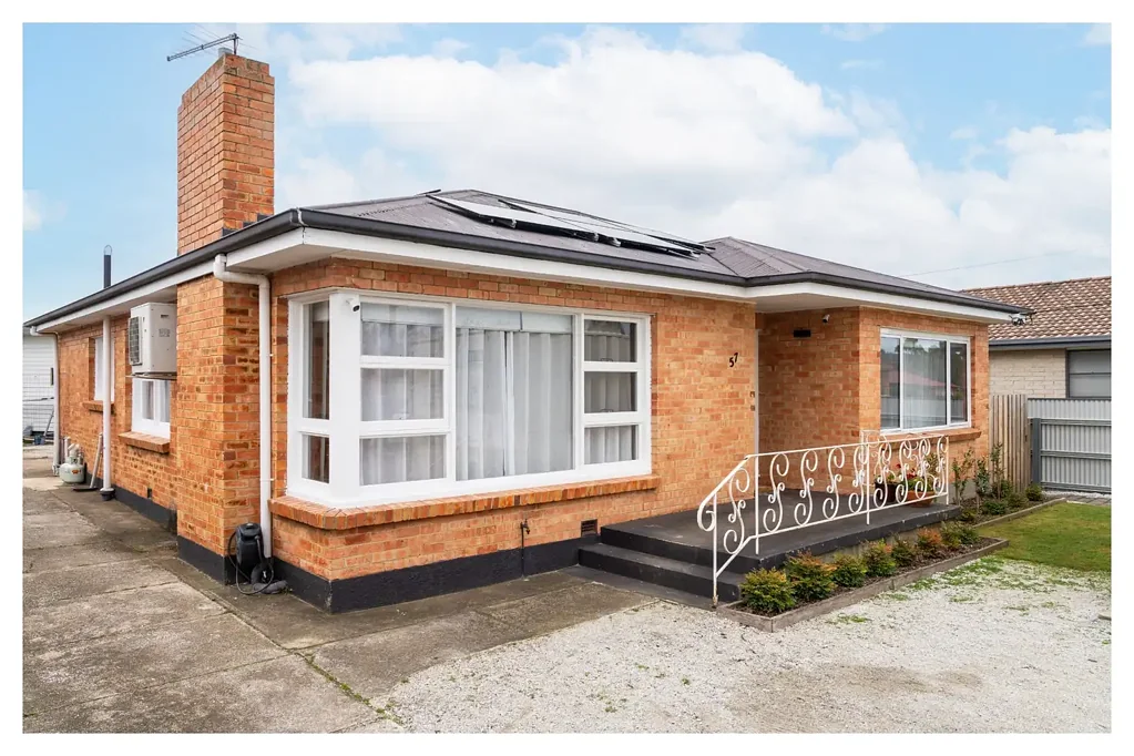 Youngtown 3房  This Space: Stylishly Updated, Low Maintenance Living