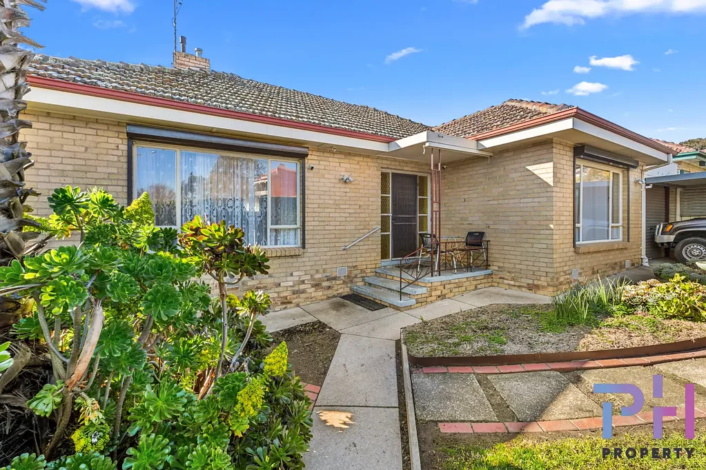 THREE BEDROOM HOME WITH AMAZING SHEDDING