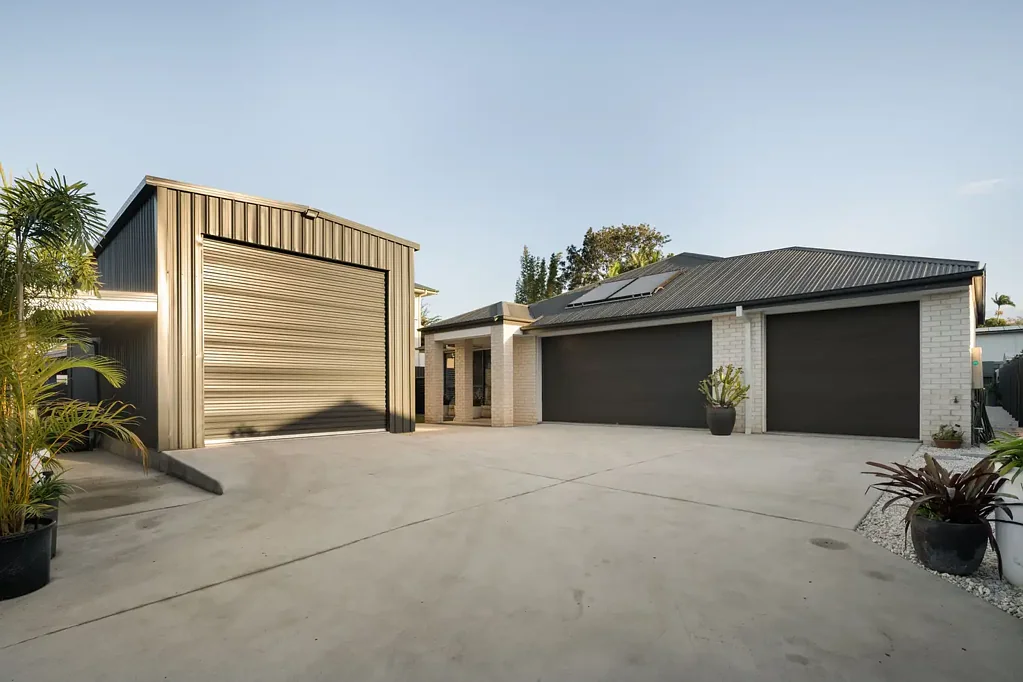Brighton 5房 稀有单层住宅，带泳池、双重居住空间和宽敞棚屋 Rare Single-Level Living with Pool, Dual Living and Serious Shed Space