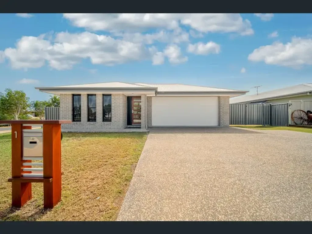 READY TO MOVE IN - FAMILY HOME IN GREAT LOCATION!