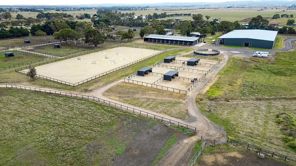 Pakenham South 4房 28英亩马术乐园，现代4卧2卫住宅，室内场地顶级品质，豪华主马厩建筑，优质围栏和栅栏，90米 x 45米室外场地，未来商业发展机会。 "Advika Park" - 28 acre Elite Equine Training Estate