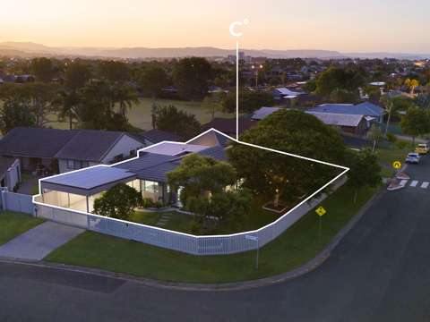 Burleigh Waters 3 Bedroom The perfect family home - corner block upside