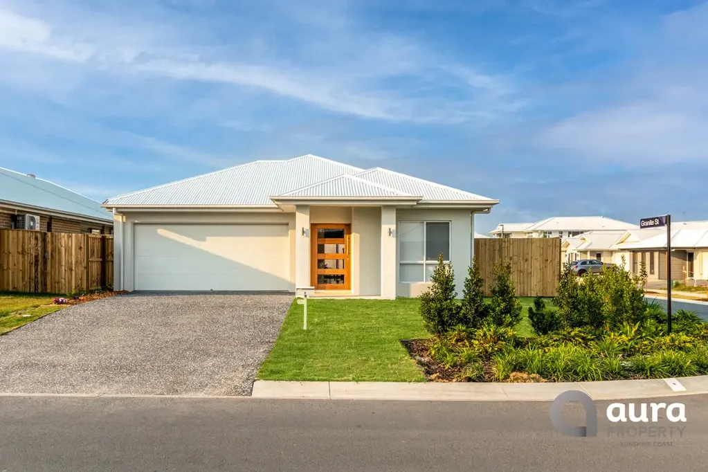 A Striking Modern Aesthetic: Minimalist Design with Clever Dual-Living Zones