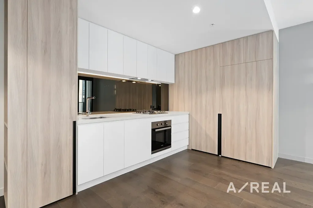 Spacious One Bedroom Apartment in West Melbourne