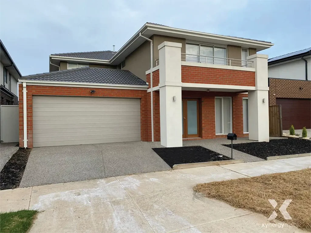 SPACIOUS & GREAT LOCATION 5 BEDROOMS HOUSE AVAILABLE NOW!