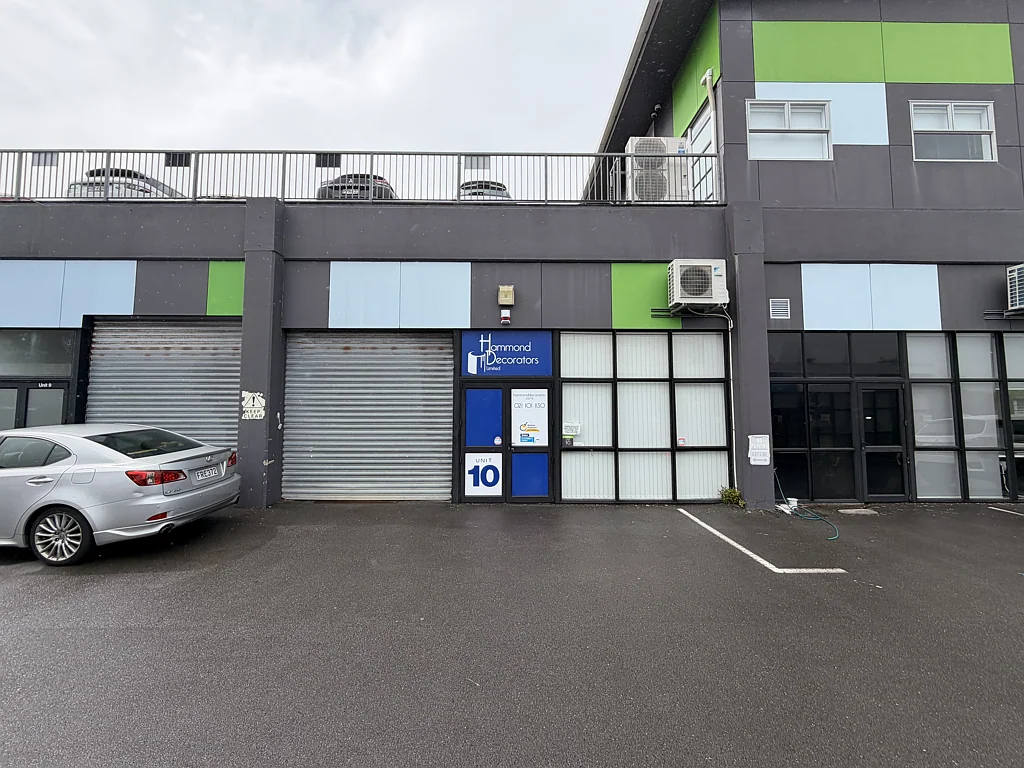 Petone High stud warehouse with offices!