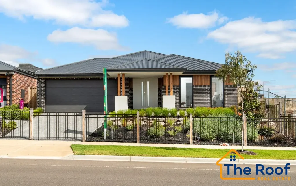 !! Nearly New, Commodious Pre-Display Home for rent in Mambourin !!