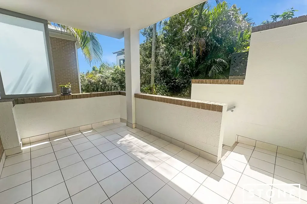 Modern two bedroom unit near popular Jetty strip.