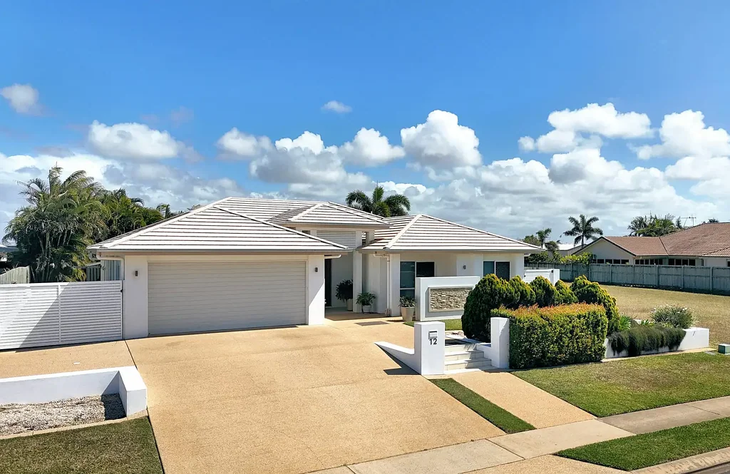 Bargara 4房  Executive four-bedroom residence, perfectly positioned near the ocean and pristine sandy beaches—an idyllic coastal retreat.