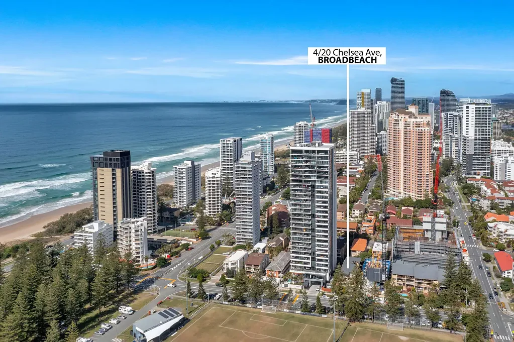 Broadbeach 2房  Fully Renovated Apartment with 3 Large Balconies – 120m from the Beach