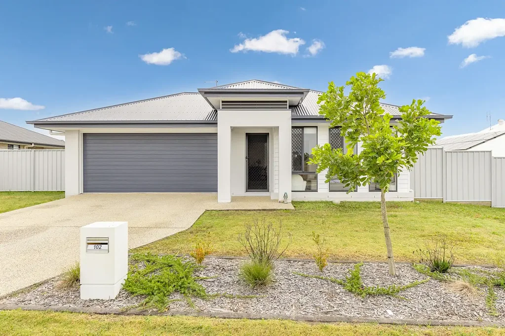 Kawungan 4 Bedroom Contemporary Family Living with Space to Breathe