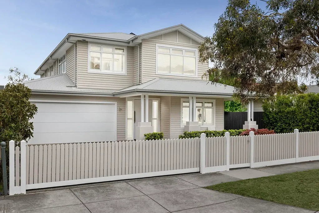 Newport 5房 Newport湖畔新居 2016年建造 超现代设计 充满采光 智能家居 毗邻公园小学 岛台厨房 主卧带衣帽间 露台娱乐空间 Modern Family Elegance And Priceless Space Over Two Levels