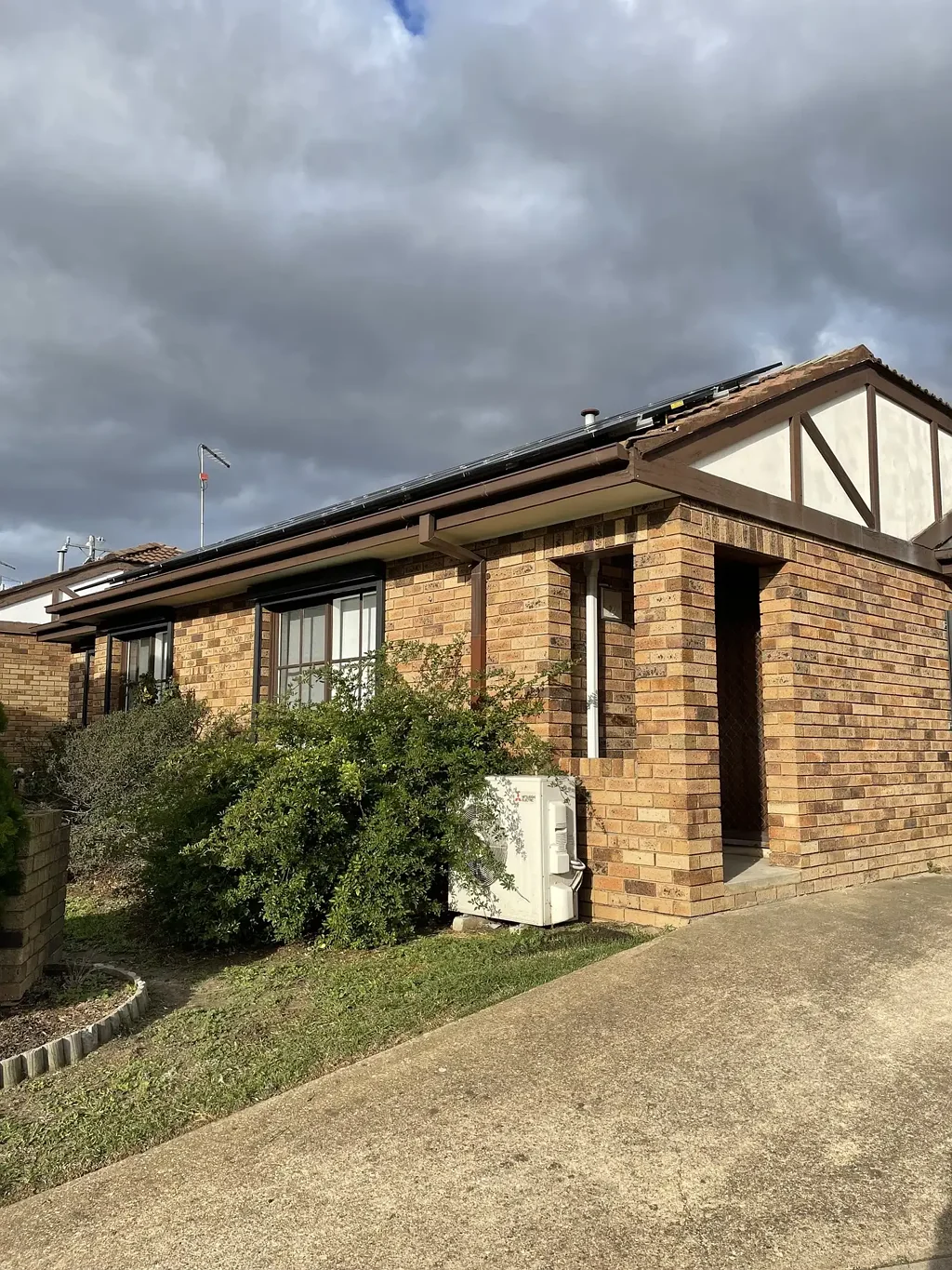 Bright & Comfortable 2 Bedroom Unit