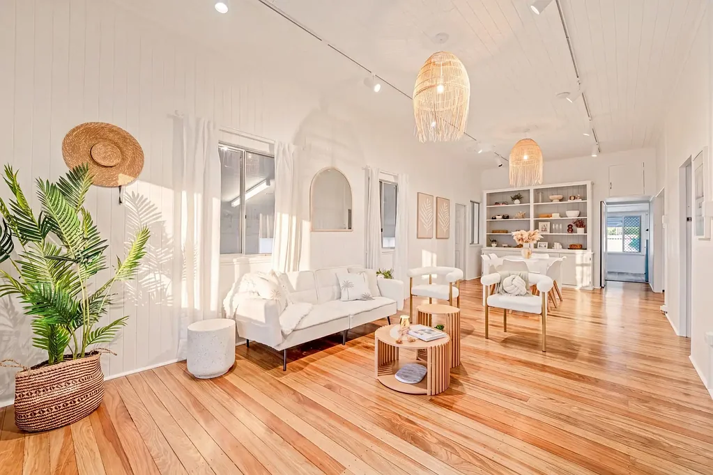 Westcourt 3 Slaapkamer Charming Character Home with Surprising Space!