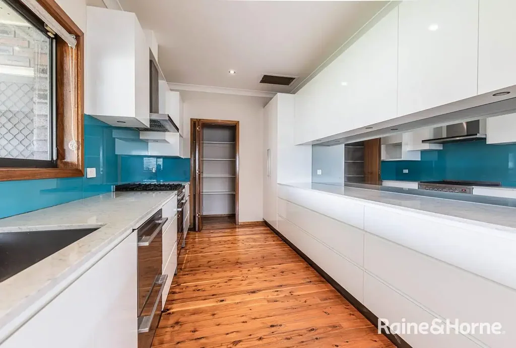 Charming 4 Bedroom Family Home in St Clair!