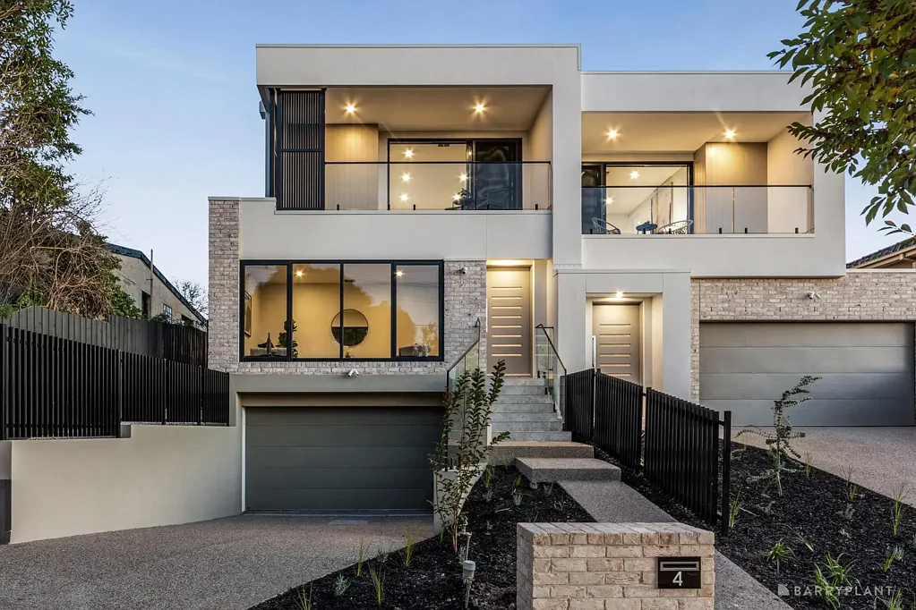 Templestowe Lower 5房 优雅风格 现代格调 三层住宅 49平米 高地势 美景临街面 现代立面 景观前花园 精致平面图 工程木地板 高天花板 自然光线 开放式生活区 高端Bosch电器 落水吧台 定制储物 双吧台 Butler pantry 双层Low-E玻璃 能效舒适 噪音隔离 三车位车库 环氧地板 储物空间 灵活健身房 户外遥控遮阳篷 私密后院 豪华生活 分区冷暖 LED镜 水罐 高端饰面 步行学校 商圈 交通便捷 Flawless Finishes Across a Contemporary Design With Your Own Private Lift!