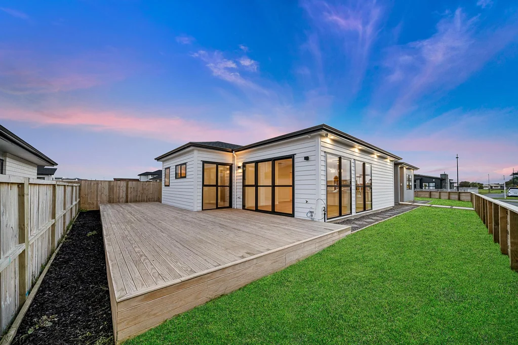Clarks Beach 4Habitaciones Premium Home on a Corner Section