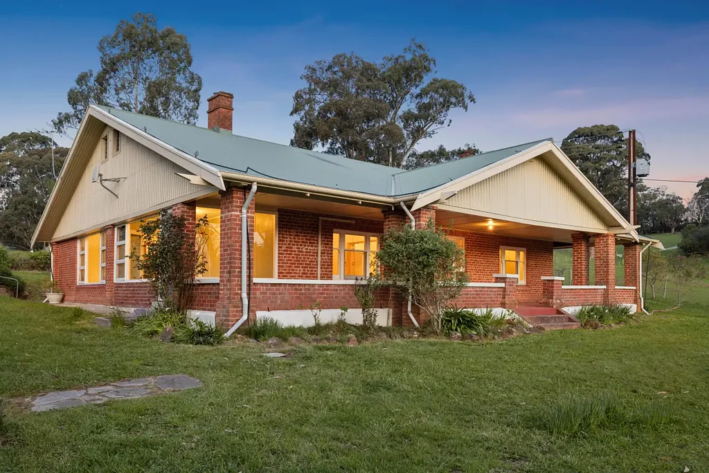 Scott Creek 4ਬੈੱਡਰੂਮ A Character Hills Home on Acreage with Renovation Potential