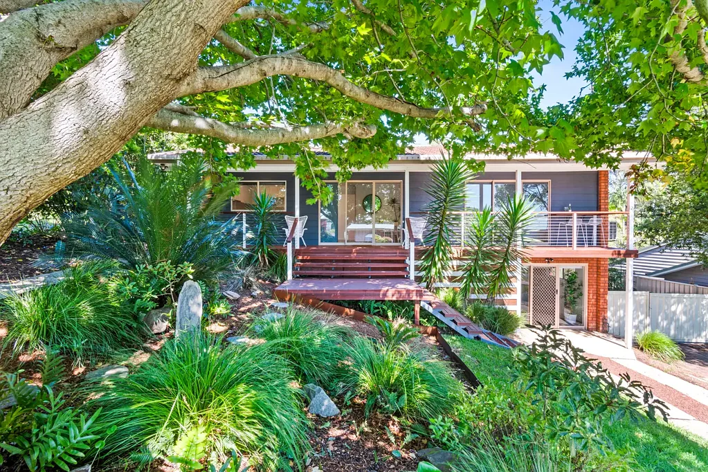 Coastal Charm with Separate Studio & Lush Gardens