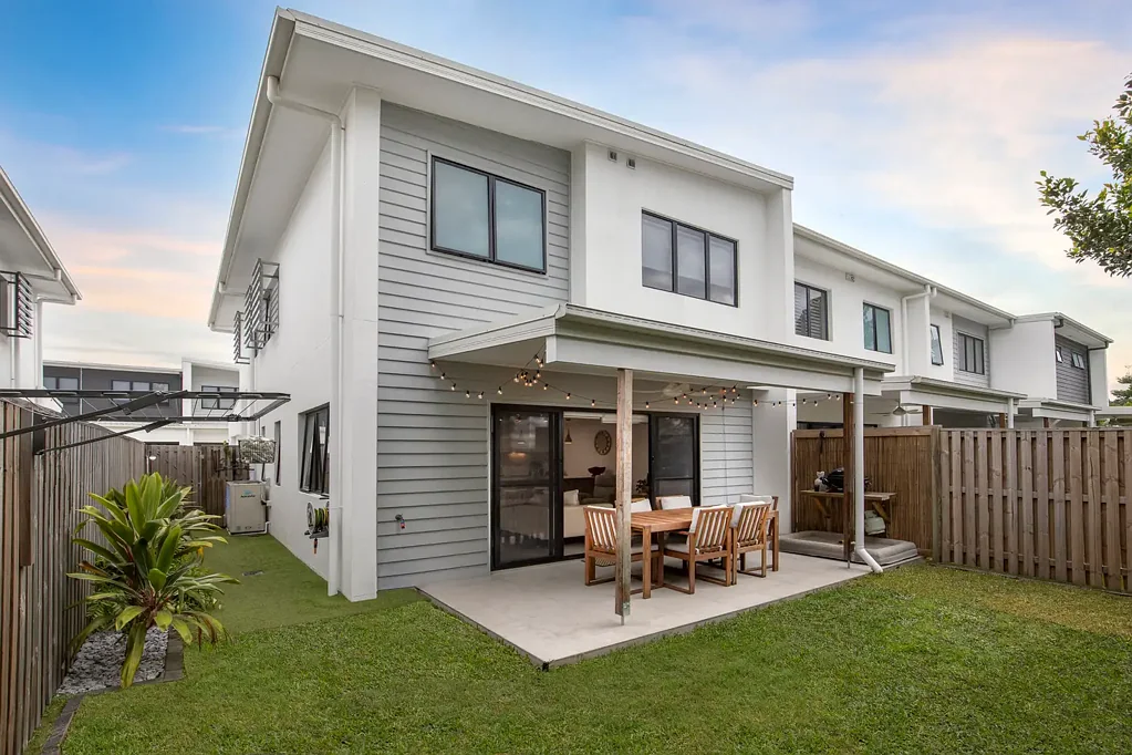 Hope Island 3 Bedroom Stylish Townhouse in Waterside Complex