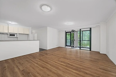 Kingsford 3Zimmer Oversized Three-Bedroom Apartment with Sunroom in Prime Kingsford Location