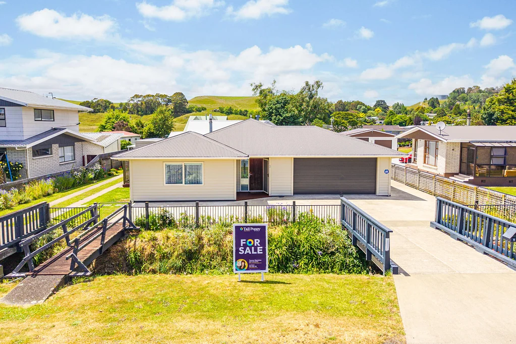Pahiatua 4ห้องนอน MODERN HOME with MORE THAN MEETS THE EYE!!