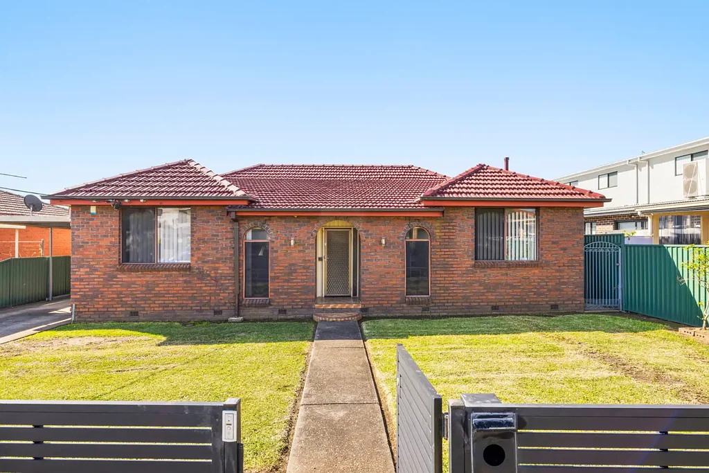 Fairfield Heights 4غرفة نوم Solid Brick Home with Duplex Potential (Subject to Council Approval) in Highly Sought-After Fairfield Heights