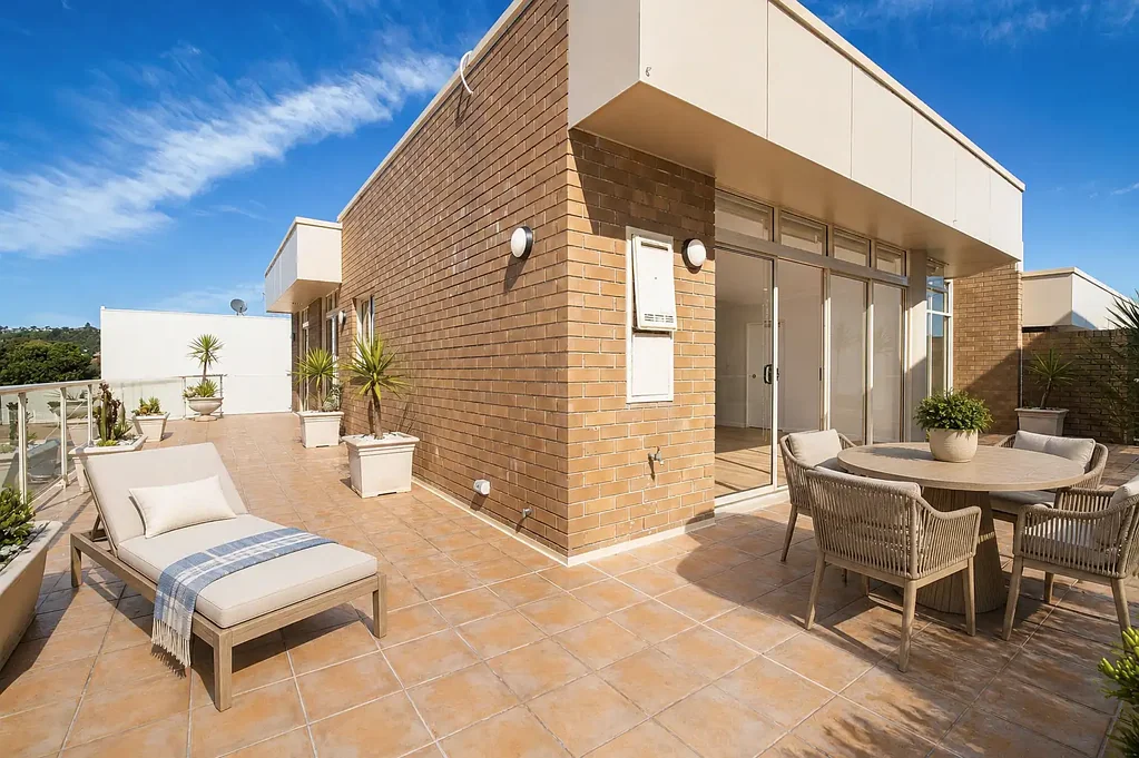 FULLY RENOVATED APARTMENT CLOSE TO THE BEACH!