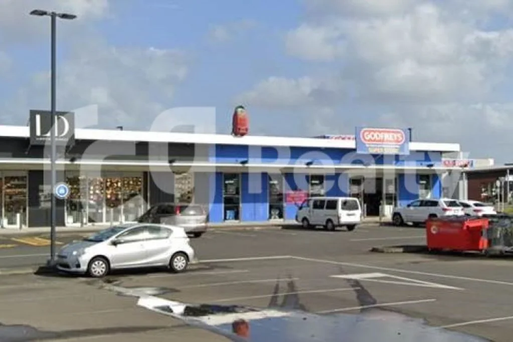 Pukekohe CENTER STAGE RETAIL SPACE PUKEKOHE MEGA CENTRE
