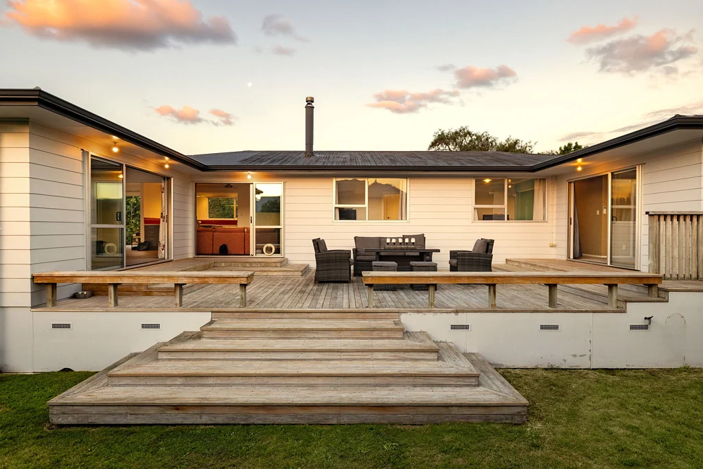 Pirongia 4房  Space, Privacy, Renovation and Six-Car Garaging