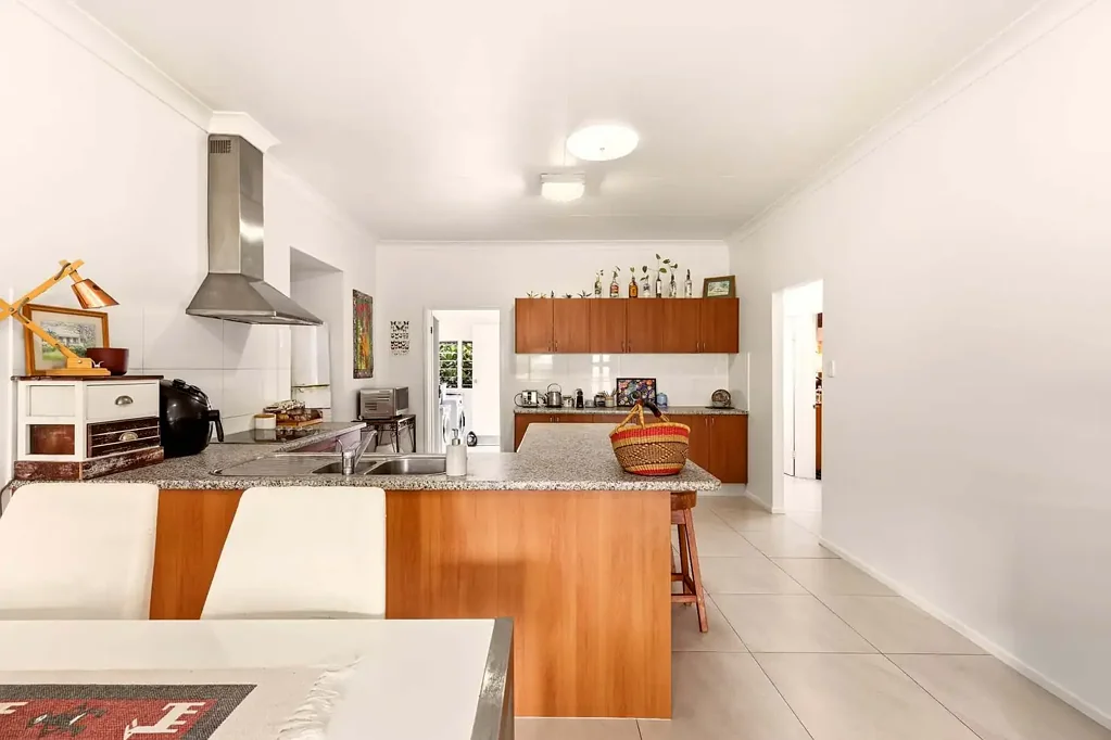 Indooroopilly 7房 多功能双层居住机会，尽享便利生活 Versatile Dual Living Opportunity with Lifestyle Convenience