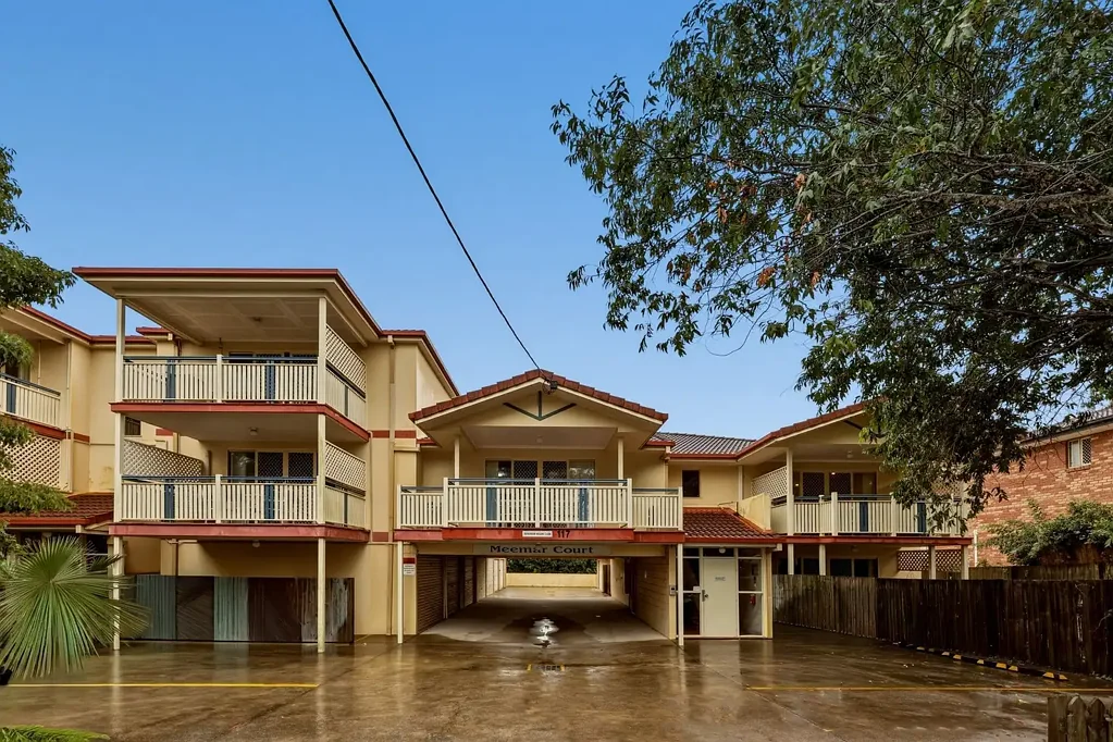 Chermside 2房 公园正对面 550米Chermside 开放式布局 主卧带独卫 自然采光充沛 宠物友好 车位安全 Parkside Living with Multiple Balconies in the Heart of Chermside