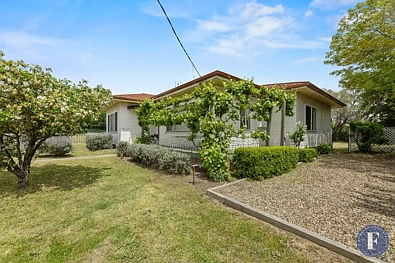 Boorowa 3房  Charming Weatherboard Cottage in the Heart of Boorowa