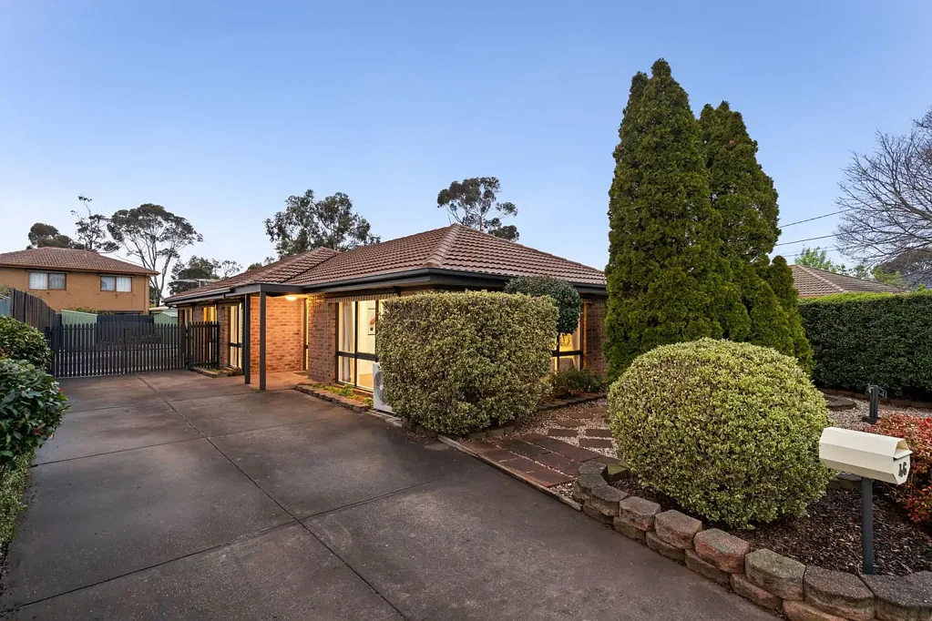 Werribee 4房 全新升级的家庭生活，宽敞娱乐空间 Freshly updated family home with subdivision potential (subject to council approval)