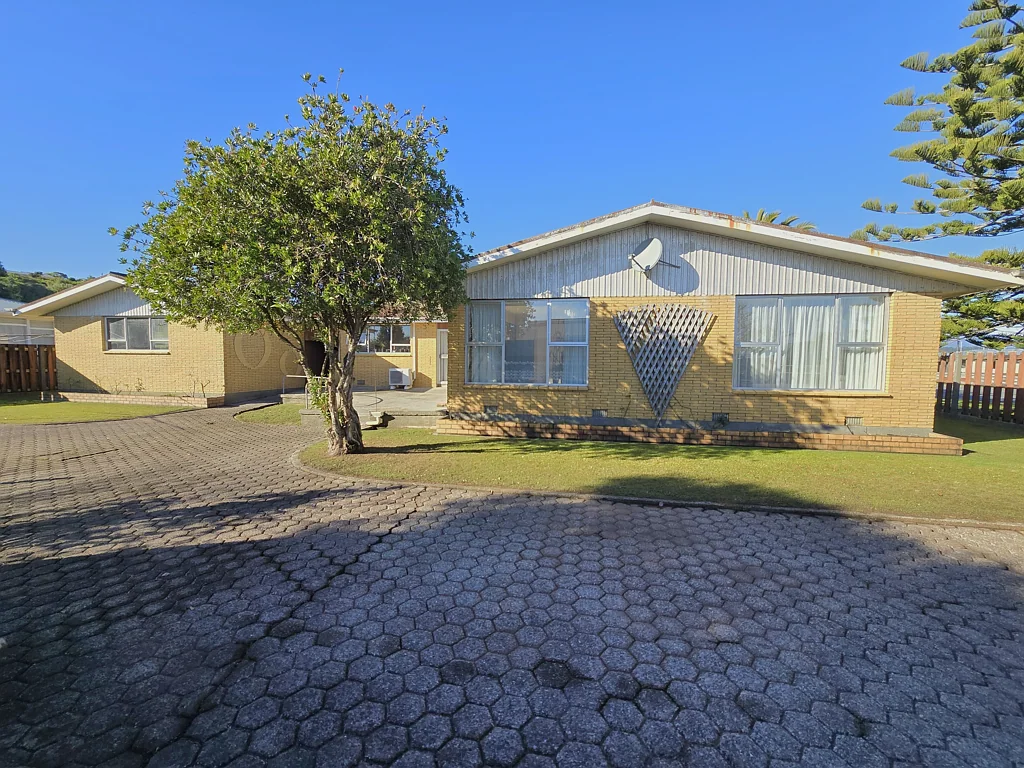 Hokitika 4房  Spacious family home with four-car garage