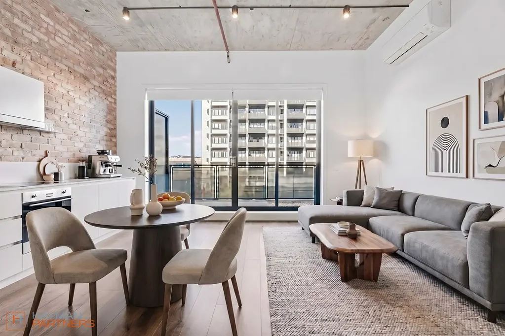 Phillip 1침실 Industrial Edge Meets Contemporary Comfort