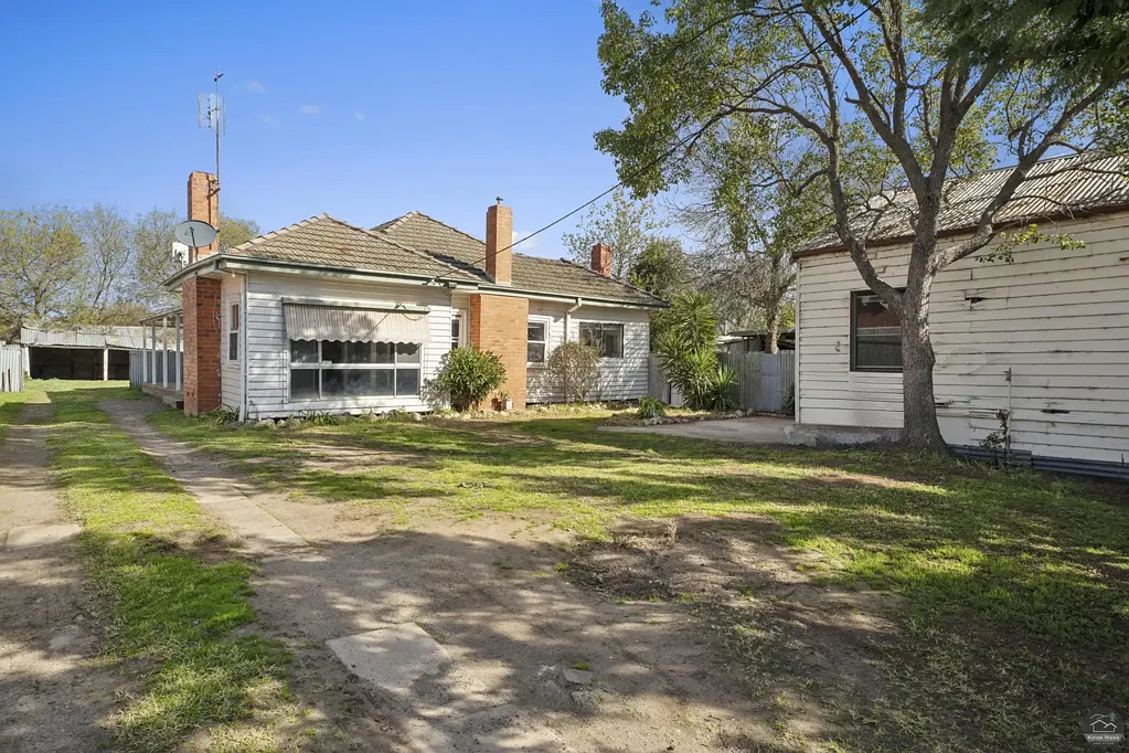 Strathmerton 3ห้องนอน Charming Home with Shopfront on Expansive Block - Endless Potential!