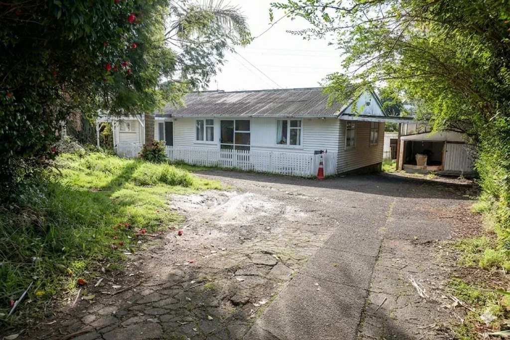 Otara 5房  1310m² more or less RENOVATE OR LAND BANK!